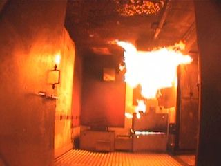 Fire Trainer: Blick in das Brandhaus bei eingeschaltetem Flammenwerfer